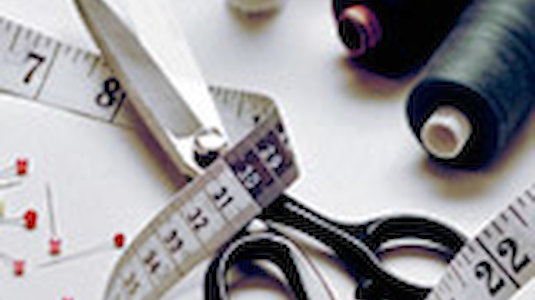 Schneidereimaterialien wie Schere, Zwirn, Massband Schneidereimaterialien wie Schere, Zwirn, Massband