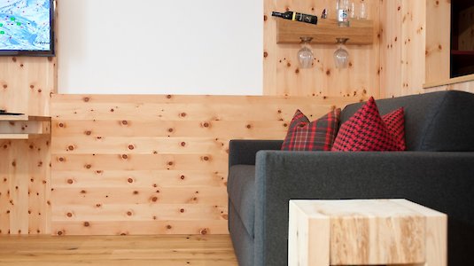 Sofa und Minibar im Hotel Mondschein Sofa und Minibar im Hotel Mondschein