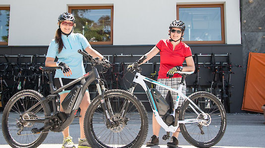 Frauen mit E-Bikes vor Tauernhof Frauen mit E-Bikes vor Tauernhof