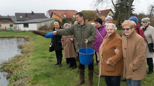 Bewohner der Wiener Pensionistenwohnhäuser bei einer Fischfütterung Bewohner der Wiener Pensionistenwohnhäuser bei einer Fischfütterung