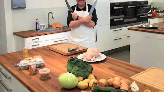 Mit gezückten Messern beim Workshop Lebensmittelabfälle vermeiden Mit gezückten Messern beim Workshop Lebensmittelabfälle vermeiden