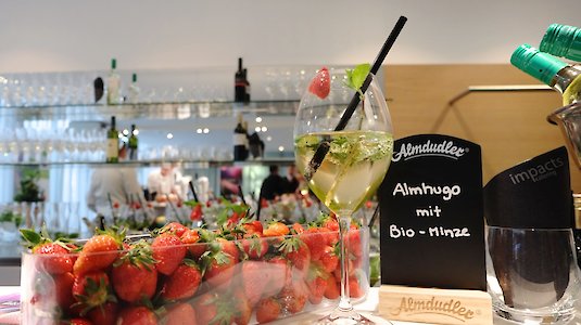 Bioerdbeeren und ein Almhugo warten auf Konsumierung Bioerdbeeren und ein Almhugo warten auf Konsumierung