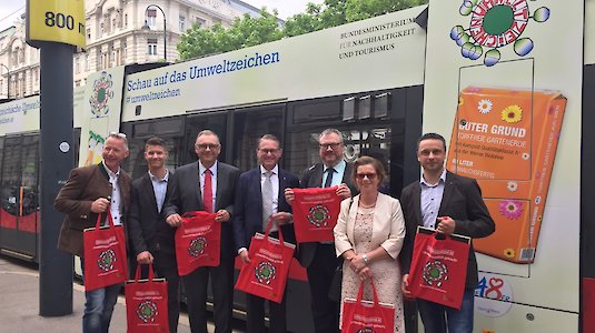 Österreichische Mensen vor Umweltzeichen-Straßenbahn Österreichische Mensen vor Umweltzeichen-Straßenbahn