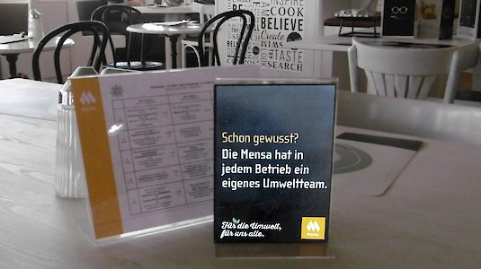 Infoplakat am Eingang der Mensa Infoplakat am Eingang der Mensa