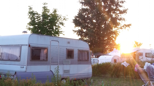 Sonnenaufgang zwischen Campingwagen Sonnenaufgang zwischen Campingwagen