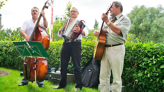 Es wird aufgespielt am Campingplatz Es wird aufgespielt am Campingplatz