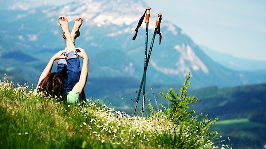 Wanderer entspannt am Berg Wanderer entspannt am Berg