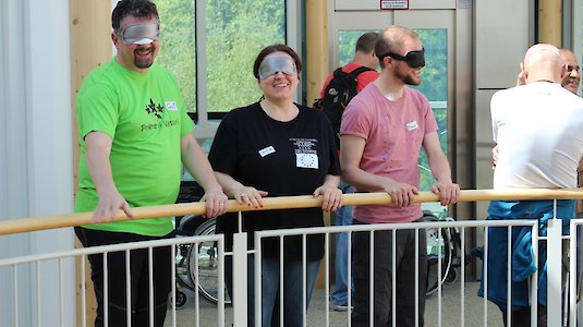 Teilnehmer mit Augenbinde Teilnehmer mit Augenbinde