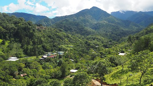 bewaldetes Bergtal mit kleinem Dorf bewaldetes Bergtal mit kleinem Dorf