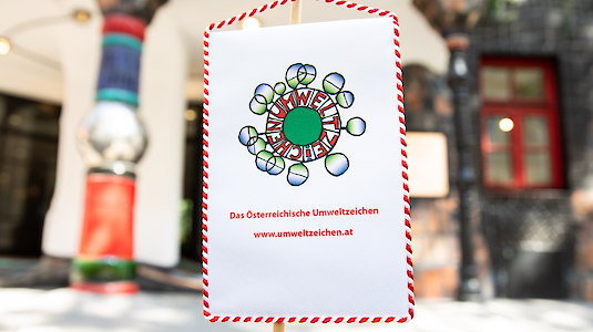 Umweltzeichen Logo vor Kunsthaus Wien Umweltzeichen Logo vor Kunsthaus Wien