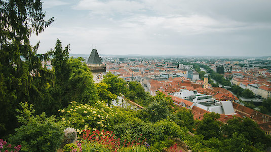 Grün thront der Schlossberg über Graz Grün thront der Schlossberg über Graz