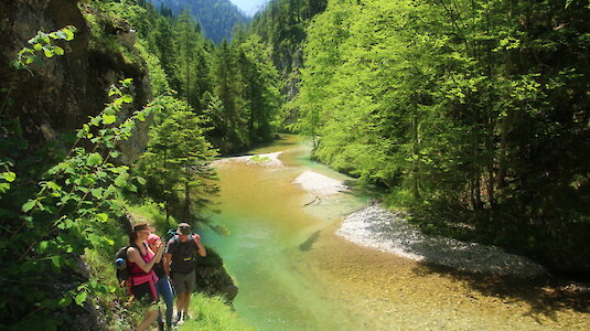 Wald- und Flusslandschaft mit Wanderern. Copyright by Bernd Pfleger. Wald- und Flusslandschaft mit Wanderern. Copyright by Bernd Pfleger.