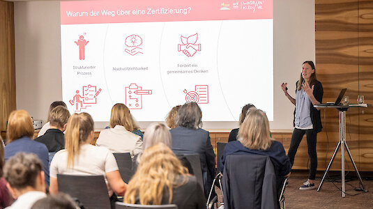 Warum der Weg über eine Zertifizierung? Nachhaltigkeitsmanagerin Nicole Nell klärt auf. Copyright by Alex Gretter Fotografie. Warum der Weg über eine Zertifizierung? Nachhaltigkeitsmanagerin Nicole Nell klärt auf. Copyright by Alex Gretter Fotografie.