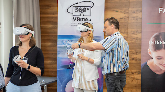 Ein virtueller, interaktiver Rundgang mit VR-Brille. Copyright by Alex Gretter Fotografie. Ein virtueller, interaktiver Rundgang mit VR-Brille. Copyright by Alex Gretter Fotografie.