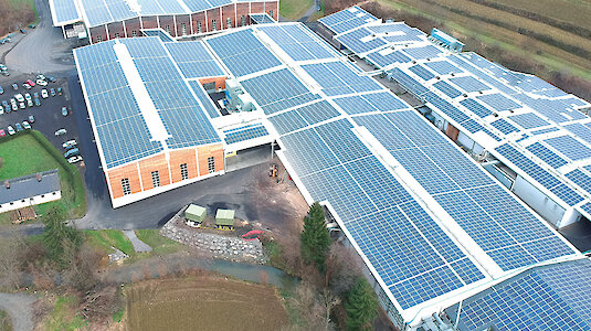 Production hall with photovoltaics on the roof. Copyright by Scheucher. Production hall with photovoltaics on the roof. Copyright by Scheucher.