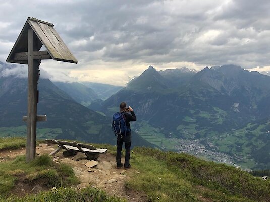 Wanderer mit Blick ins Tal Wanderer mit Blick ins Tal