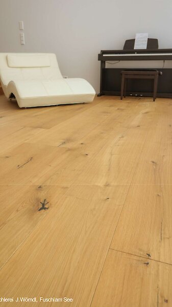 Dielenboden mit Piano und Couch Dielenboden mit Piano und Couch