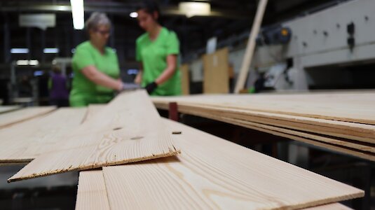 Die letzte Kontrolle erfolgt durch Mitarbeiterinnen und Mitarbeiter. Die letzte Kontrolle erfolgt durch Mitarbeiterinnen und Mitarbeiter.