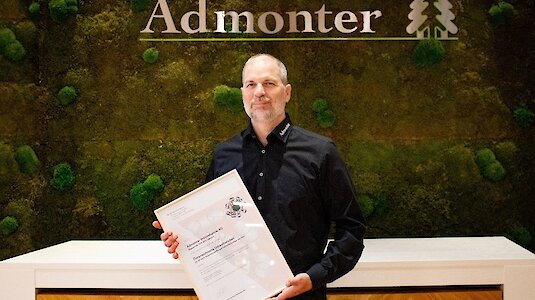 Wiederverleihung Martin Dolkowski nahm die Urkunde zur Wiederverleihung des Österreichischen Umweltzeichens entgegen. Wiederverleihung Martin Dolkowski nahm die Urkunde zur Wiederverleihung des Österreichischen Umweltzeichens entgegen.