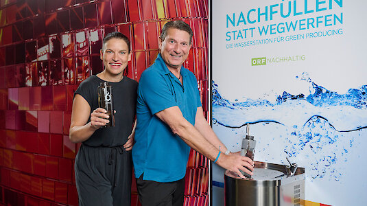 Wolfgang Fifi Pissecker & Conny Kreuter beim Auffüllen ihrer Trinkflaschen.