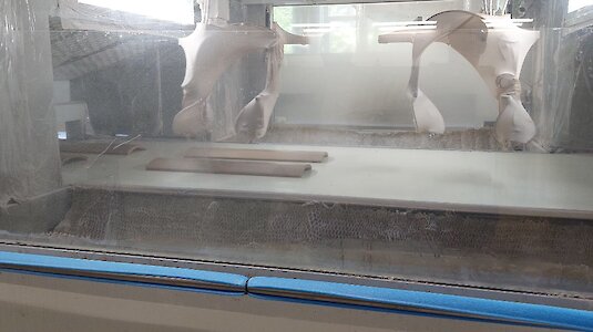 Lackieranlage, der „Overspray“ auf dem Laufband wird wiederverwendet. Lackieranlage, der „Overspray“ auf dem Laufband wird wiederverwendet.