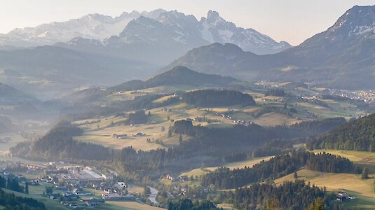 Im Bild links unten, das Betriebsgelände von Voglauer Gschwandtner & Zwilling GmbH, im Hintergrund der mächtige Dachstein. Im Bild links unten, das Betriebsgelände von Voglauer Gschwandtner & Zwilling GmbH, im Hintergrund der mächtige Dachstein.