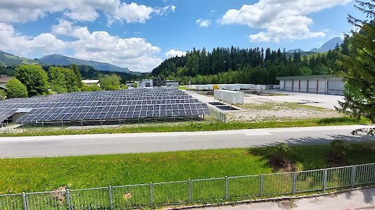 Die 2022 installierte PV-Anlage liefert rund 1.053kWp und gemeinsam mit Wasserkraft 70% des Strombedarfs am Betriebsstandort. Die 2022 installierte PV-Anlage liefert rund 1.053kWp und gemeinsam mit Wasserkraft 70% des Strombedarfs am Betriebsstandort.