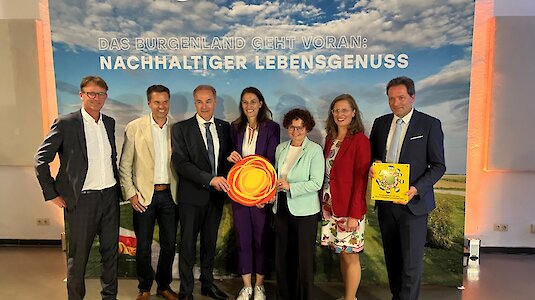 Umweltzeichen Verleihung an 3 Tourismusregionen des Burgenlands durch Minister Totschnig und Staatssekretärin Zehetner Umweltzeichen Verleihung an 3 Tourismusregionen des Burgenlands durch Minister Totschnig und Staatssekretärin Zehetner