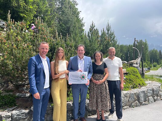 v-l.n.r.: Dietmar Walser (Geschäftsführung Erlebnisraum Kaunertal), Judith Falch (Nachhaltigkeitskoordination und Lebensraummanagement Erlebnisraum Kaunertal), René Zumtobel (Landesrat für Umwelt- und Naturschutz), Sarah Raich (Vizebürgermeisterin der Gemeinde Kaunertal) und Ernst Partl (Geschäftsführung Naturpark Kaunergrat)