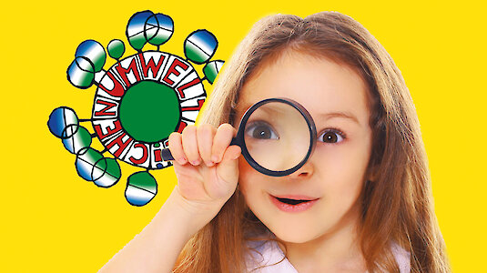 Schülerin mit Lupe und Umweltzeichen