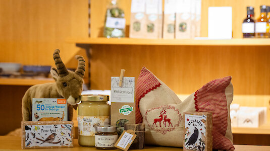 - In den Nationalparkshops der Besucherzentren finden regionale und nachhaltig produzierte Artikel einen besonderen Platz - In den Nationalparkshops der Besucherzentren finden regionale und nachhaltig produzierte Artikel einen besonderen Platz